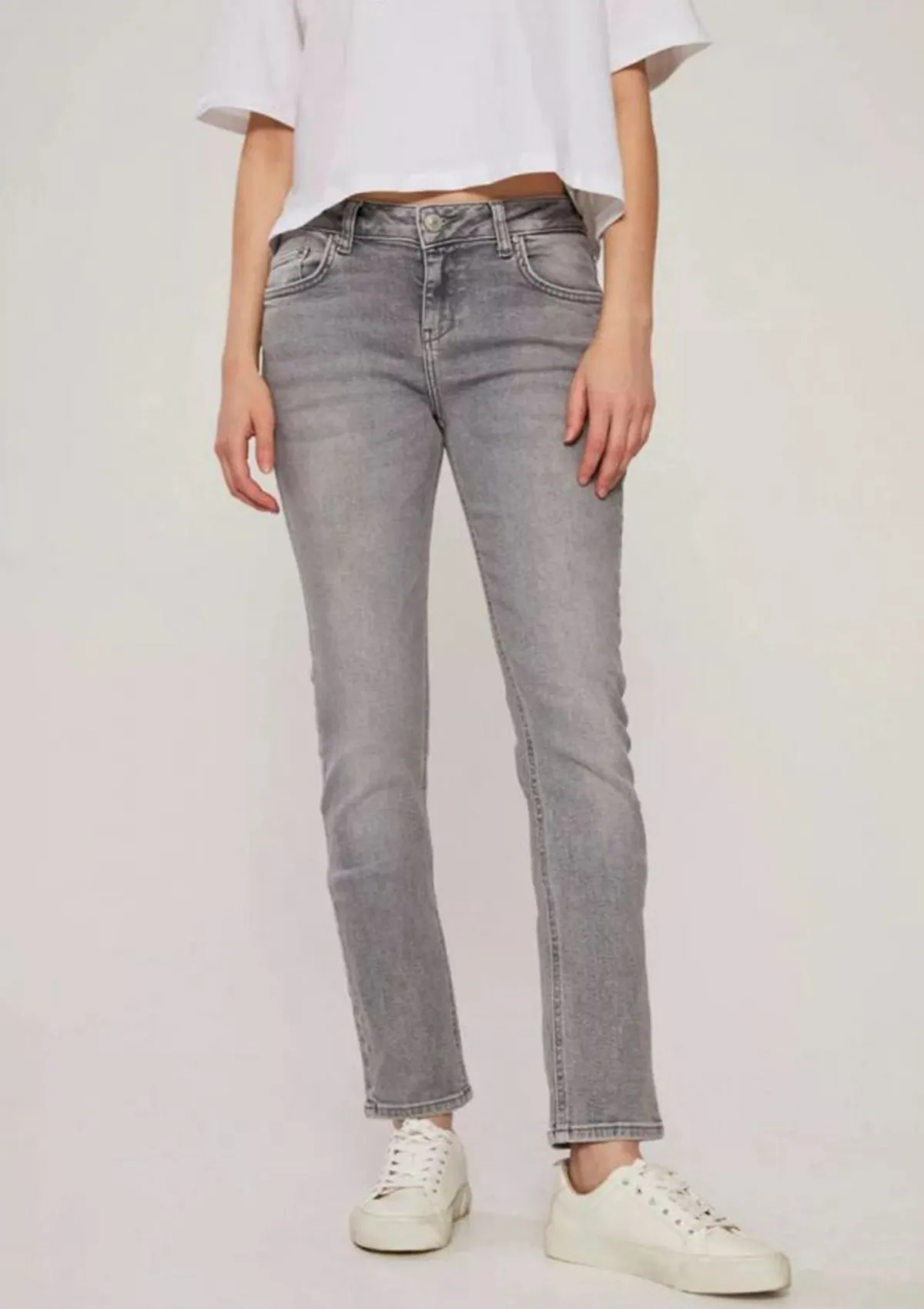 Aspen Y Silvina Undamaged Mid Rise Slim Straight Jean