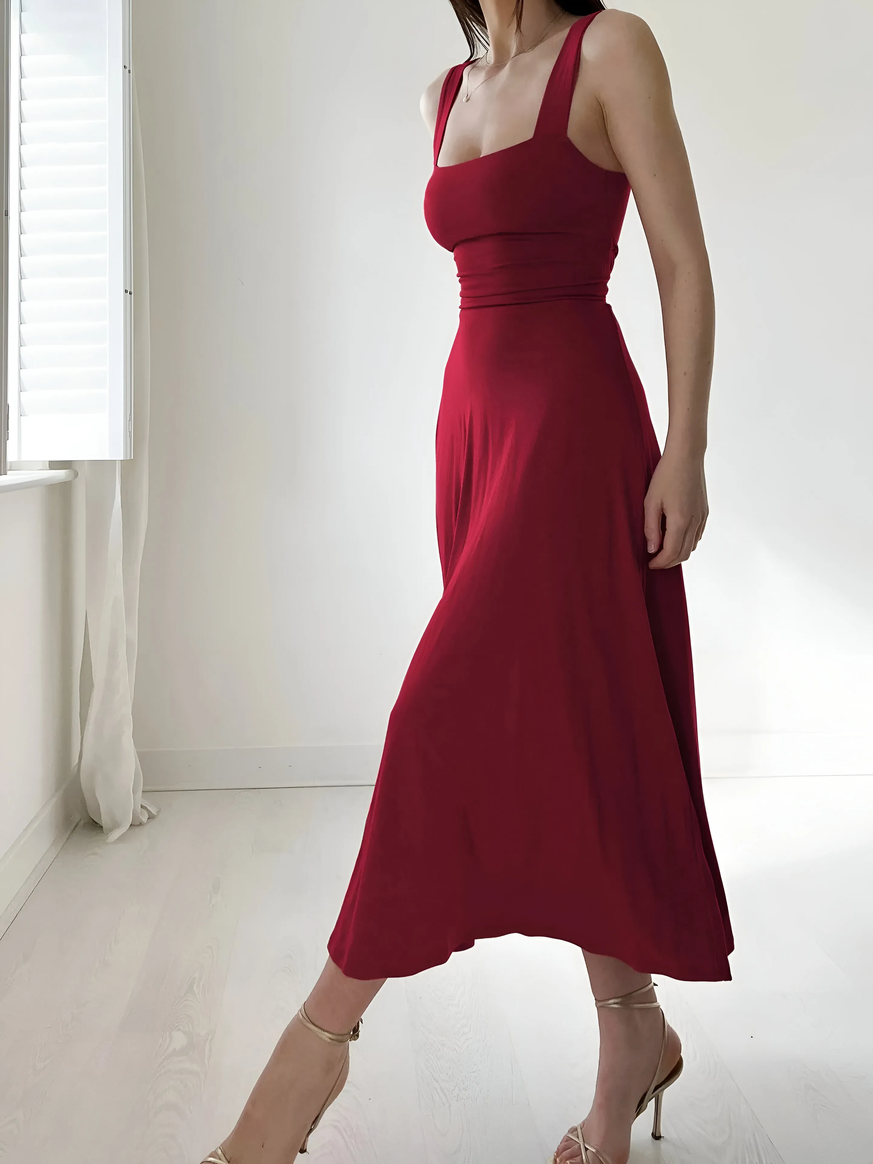 SIGLINDE IN TRENDY MIDI DRESS