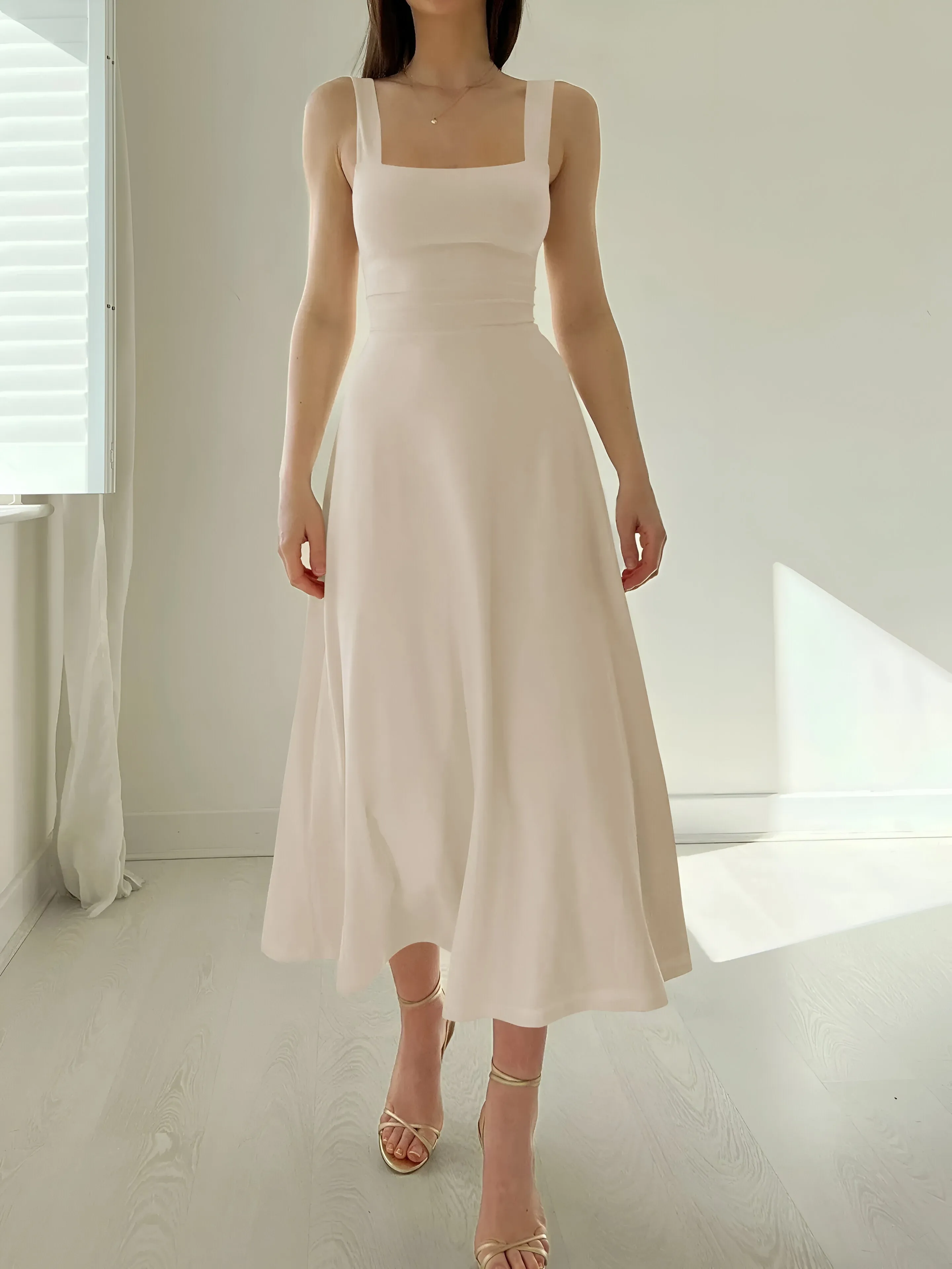 SIGLINDE IN TRENDY MIDI DRESS