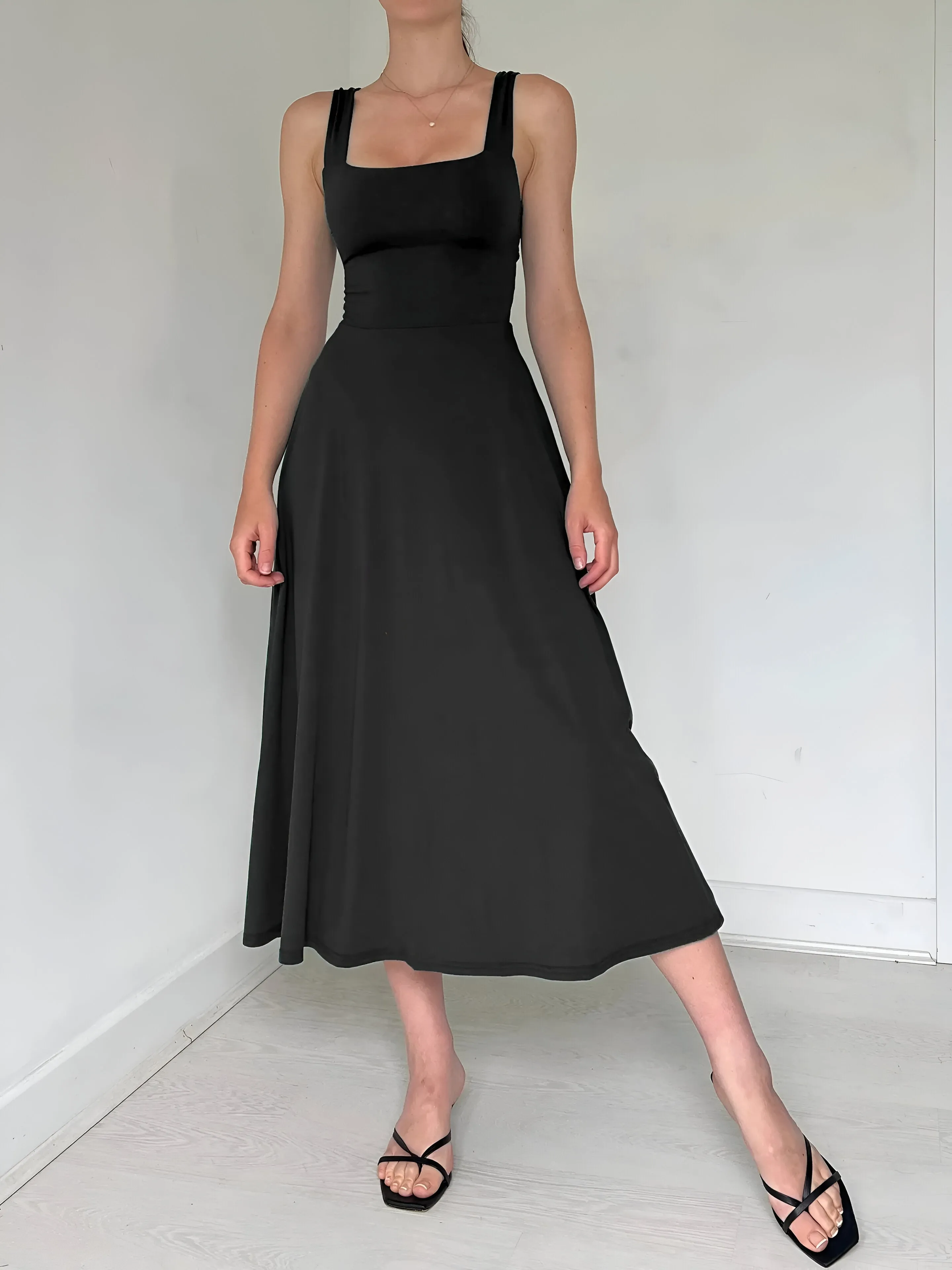 SIGLINDE IN TRENDY MIDI DRESS
