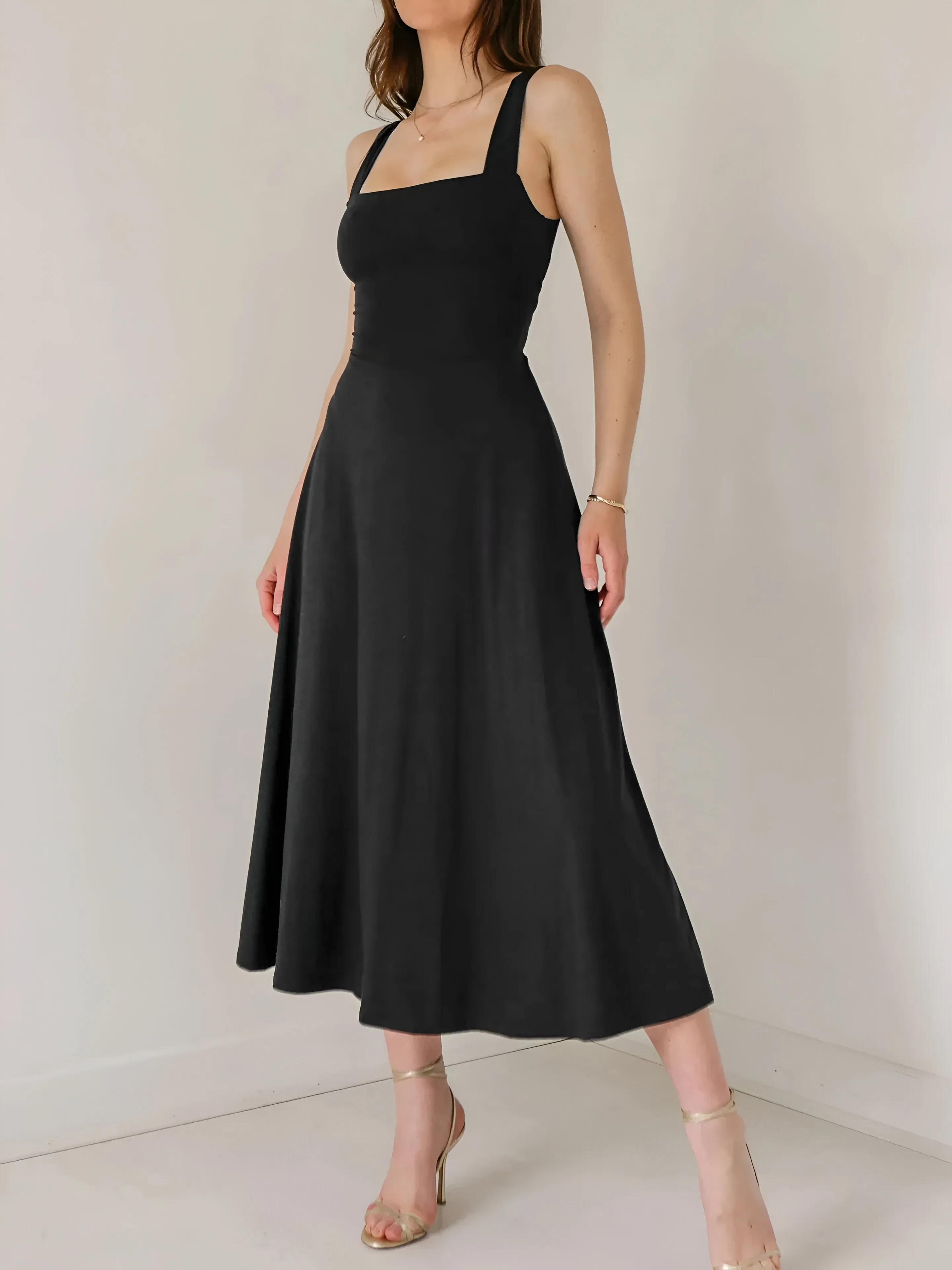 SIGLINDE IN TRENDY MIDI DRESS