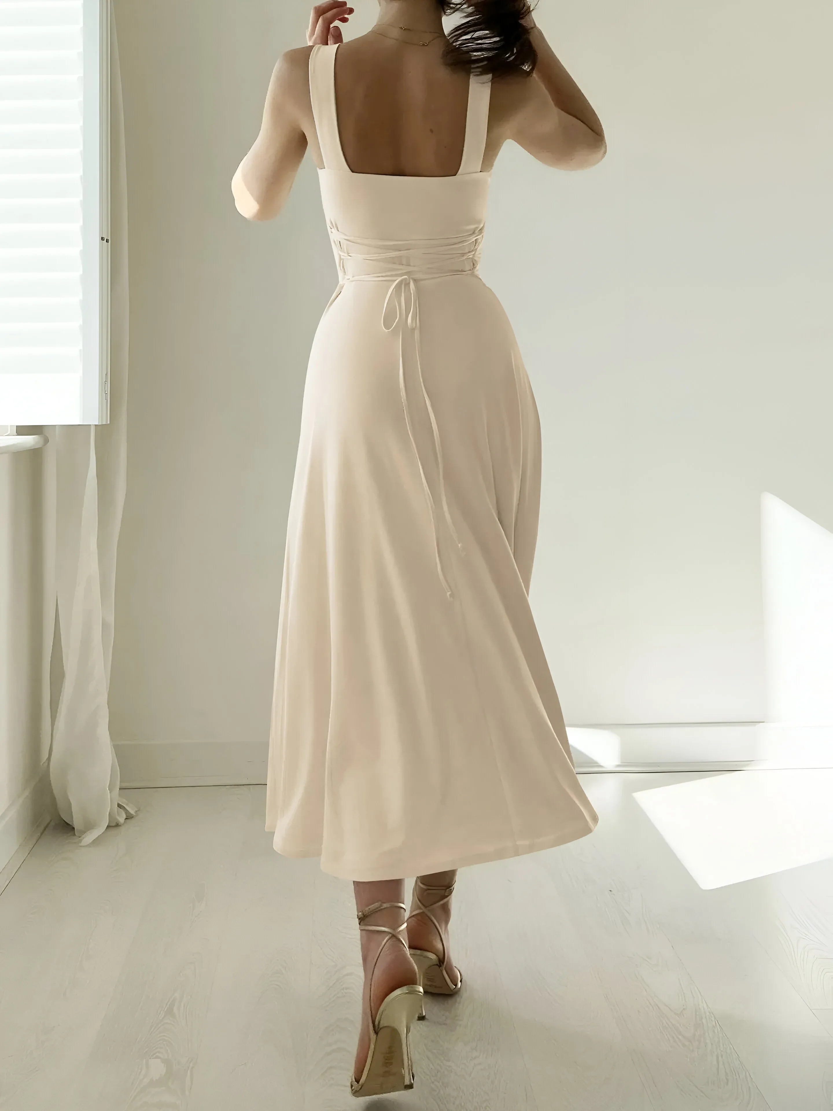 SIGLINDE IN TRENDY MIDI DRESS