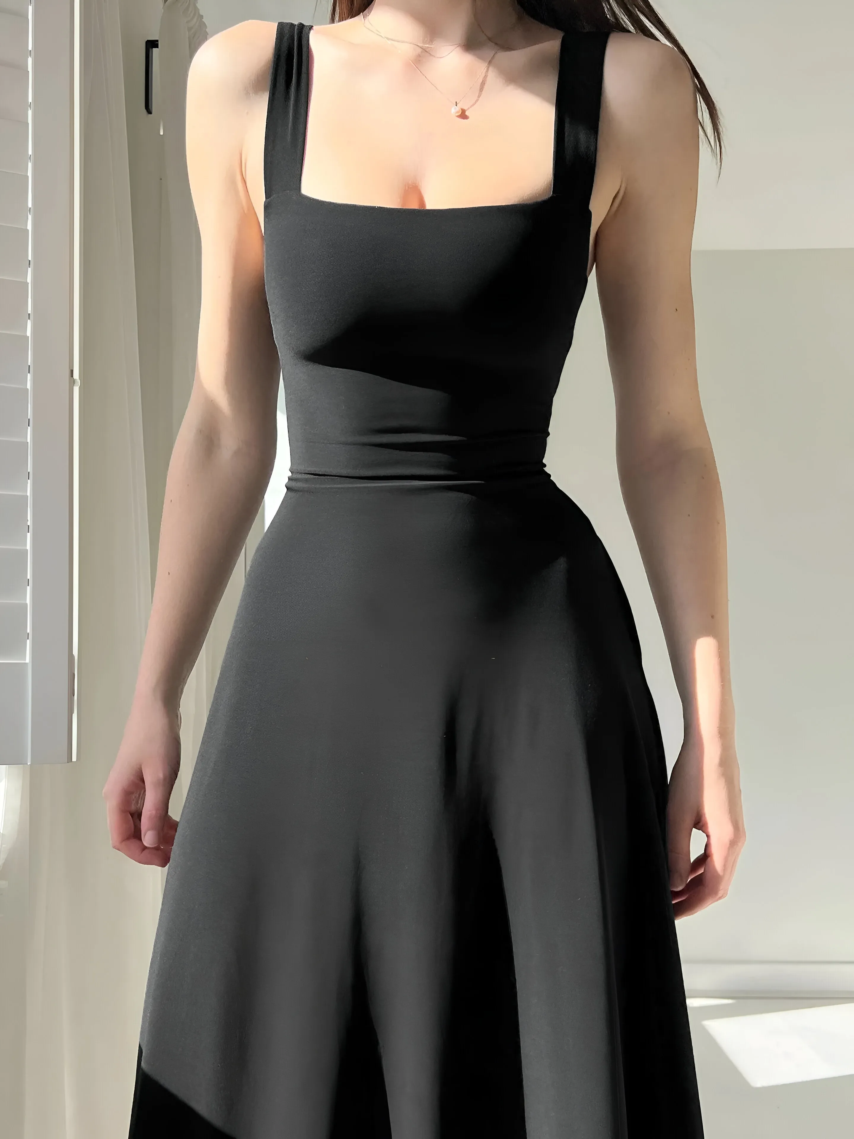 SIGLINDE IN TRENDY MIDI DRESS